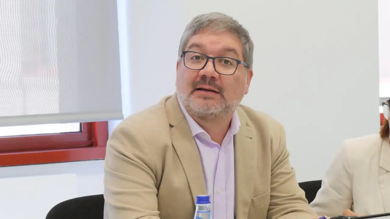 Oscar Insua reclamou no Parlamento galego a gratuidade da autov&iacute;a AG-55