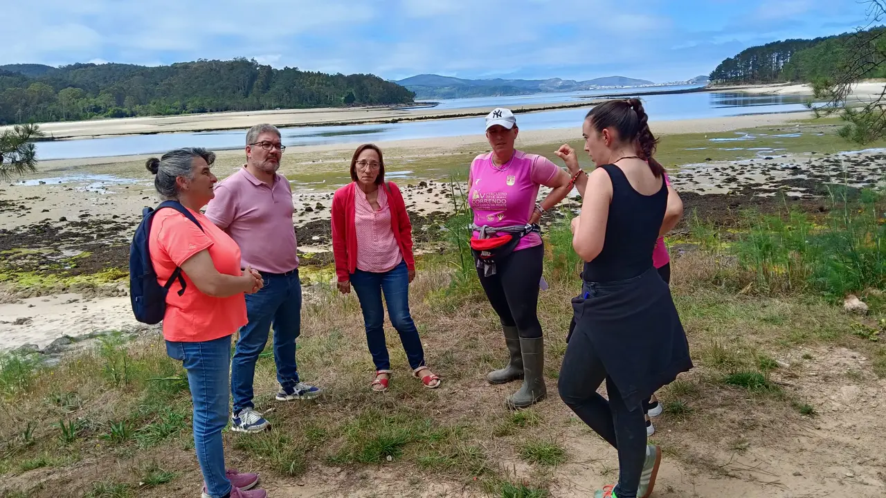 Os deputados Rosana P&eacute;rez e Oscar Insua mantiveron unha reuni&oacute;n con mariscadoras de Camari&ntilde;as, &aacute; que tam&eacute;n acudiu a respons&aacute;bel local do BNG, Ana Pasantes.
