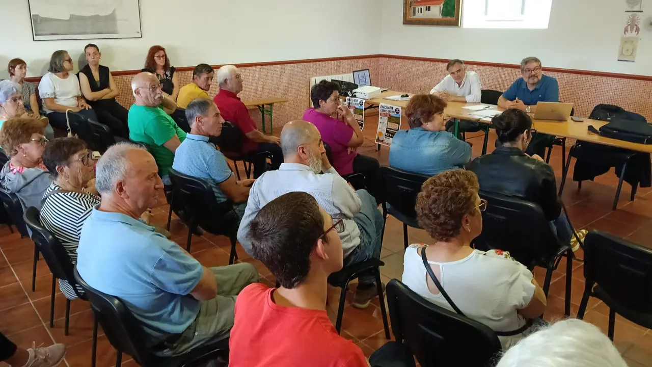 Oscar Insua e Benxam&iacute;n Queiro na charla informativa para a veci&ntilde;anza de Carn&eacute;s e Cereixo sobre o atraso na concentraci&oacute;n parcelaria