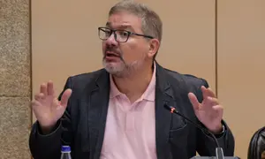 O deputado Oscar Insua na comisi&oacute;n 2&ordf; do Parlamento galego, que tratou a seguridade viaria en Estorde