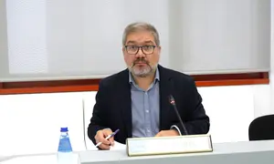 O deputado Oscar Insua na comisi&oacute;n de Industria do Parlamento galego