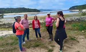 Os deputados Rosana P&eacute;rez e Oscar Insua mantiveron unha reuni&oacute;n con mariscadoras de Camari&ntilde;as, &aacute; que tam&eacute;n acudiu a respons&aacute;bel local do BNG, Ana Pasantes.
