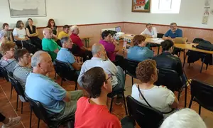 Oscar Insua e Benxam&iacute;n Queiro na charla informativa para a veci&ntilde;anza de Carn&eacute;s e Cereixo sobre o atraso na concentraci&oacute;n parcelaria