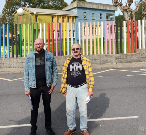 Xaime Trillo e Suso T&uacute;&ntilde;ez, coa antiga escola unitaria ao fondo