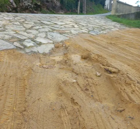 Contorna da igrexa de Moraime