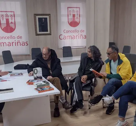 Manuel Monge cos asistentes &aacute; charla sobre Memoria Democr&aacute;tica