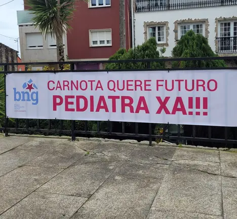 Pancarta do BNG Carnota reclamando servizo de pediatra