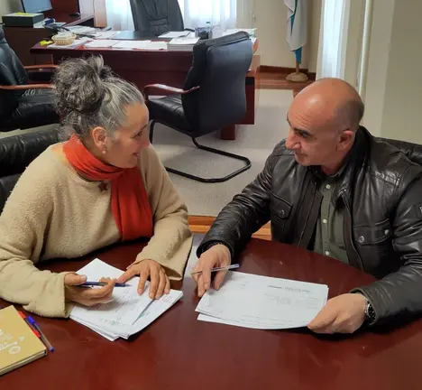 Reuni&oacute;n de Merc&eacute; Barrientos  co alcalde de Mux&iacute;a, Javier Sar