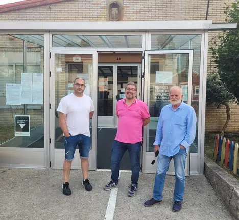 Oscar Insua, Primitivo Pedrosa e Moncho Noceda, fronte ao colexio de Carnota