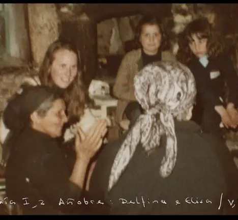 Dorothe Schubarth, con mulleres de Mux&iacute;a que preservaron o cancioneiro popular