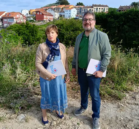 Tereixa Fern&aacute;ndez e Oscar Insua na zona de San Roque (Fisterra)