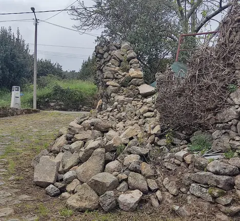 Muro derrubado no recinto do antigo mosteiro de Oz&oacute;n