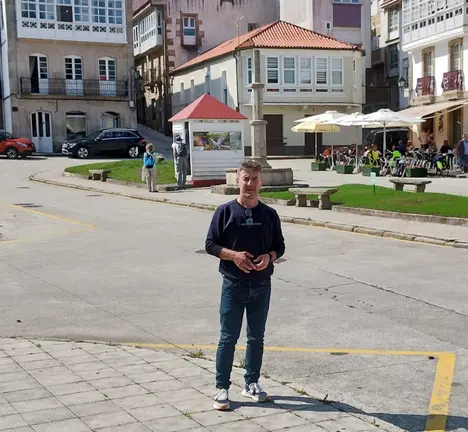 Francisco Santiago, concelleiro de Urbanismo de Corcubi&oacute;n, na praza Castelao