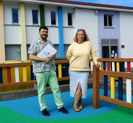 Xurxo Rodr&iacute;guez e Ana Pasantes no parque infantil do CEIP de Camelle