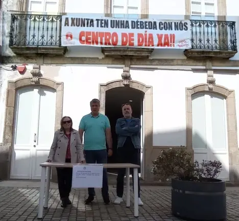O alcalde de Corcubi&oacute;n, xunto  cos concelleiros Pilar Tub&iacute;o e Carlos Cristino, na campa&ntilde;a de recollida de firmas