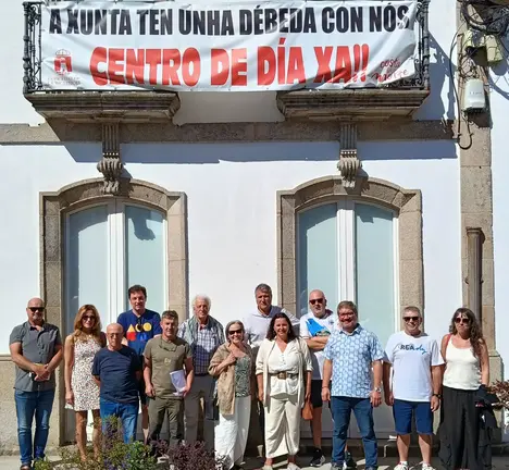 Ana Miranda, xunto al alcalde de Corcubi&oacute;n; o deputado Oscar Insua; e membros do BNG Corcubi&oacute;n, fronte ao edificio do centro de d&iacute;a