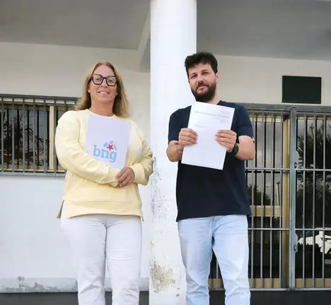 Ana Pasantes e Xurxo Rodr&iacute;guez, do BNG de Camari&ntilde;as, diante da oficina do ISM