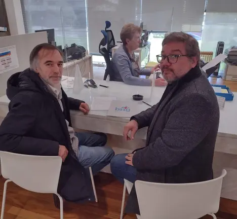 Benxam&iacute;n Queiro e Oscar Insua, entregando as firmas na Xefatura Territorial de Medio Rural da Coru&ntilde;a, pedindo axilizar a entrega de t&iacute;tulos da concentraci&oacute;n parcelaria en Carn&eacute;s e Cereixo