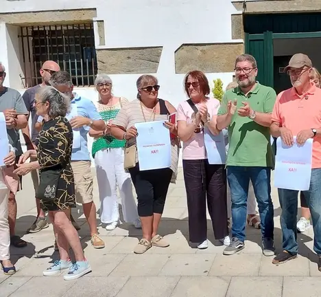 Concentraci&oacute;n para reclamar servizo pedi&aacute;trico en Fisterra (xullo 2024)