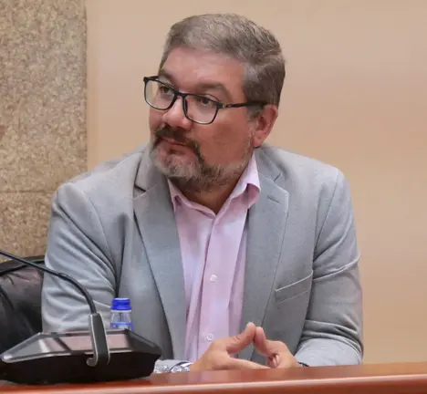 O deputado Oscar Insua no Parlamento galego