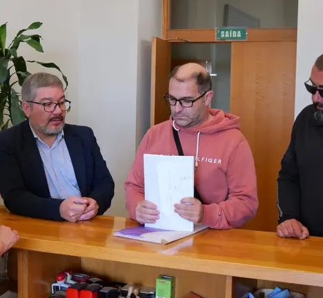 Oscar Insua, Primitivo Pedrosa e nando Siaba, entregando  firmas no Parlamento pola pediatr&iacute;a en Carnota