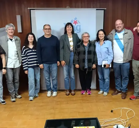 Participantes na homenaxe a Castelao en Lira, con Ana Pont&oacute;n e Primitivo Pedrosa no centro