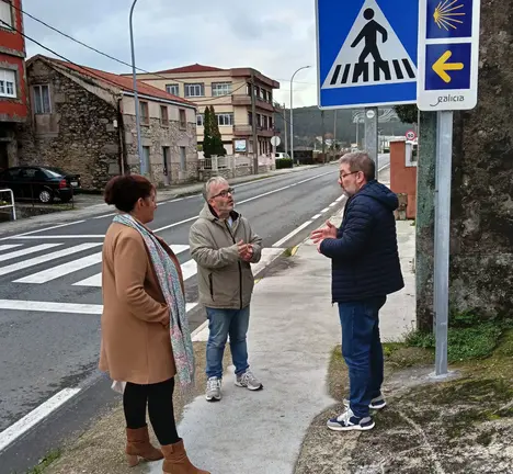 O deputado Oscar Insua, cos ed&iacute;s do BNG de Cee Serxio Dom&iacute;nguez e Montse Canosa, na traves&iacute;a de Fernando Blanco