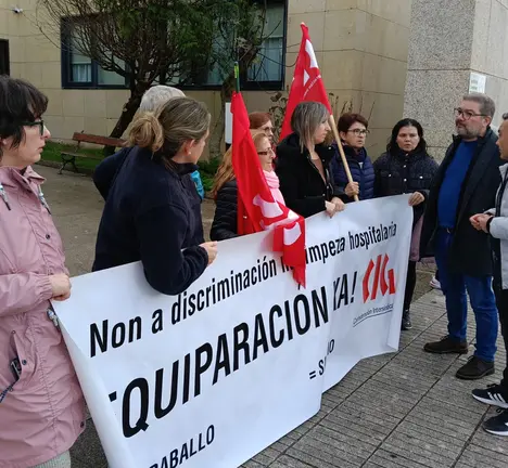 Oscar Insua apoiou a concentraci&oacute;n do persoal de limpeza do hospital (26-11-25)