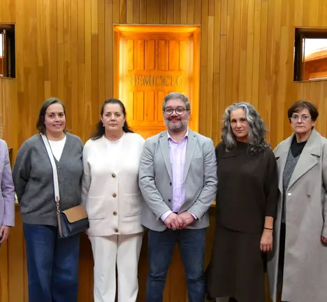 Os deputados Oscar Insua e Cristina Fern&aacute;ndez, con representantes das ANPA's de Cee e Mux&iacute;a
