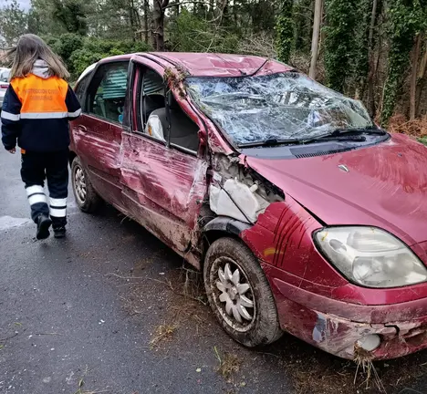 Coche accidentado na estrada DP-1601, que une Ponte do Porto con Camelle