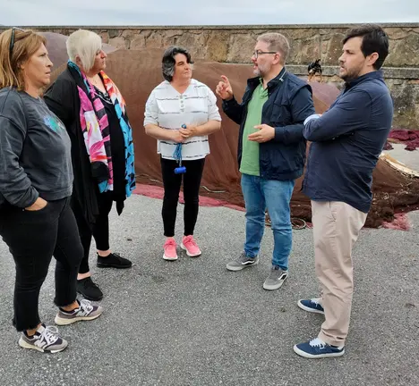 Reuni&oacute;n de representantes do BNG de Camari&ntilde;as e o deputado Oscar Insua, coa presidenta das mariscadoras da localidade