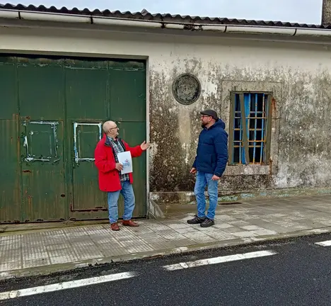 Xaime Trillo e Xes&uacute;s T&uacute;&ntilde;ez, concelleiros do BNG Dimbr&iacute;a, diante do inmoble A Casilla, en Bustelo