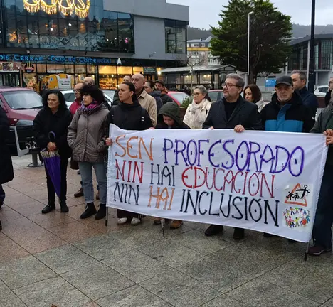 Membros do BNG participando nunha concentraci&oacute;n en Cee de apoio &aacute;s demandas das familias respecto aos recortes educativos.