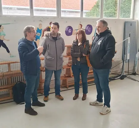 O deputado Oscar Insua visitou as instalaci&oacute;ns do IES Fernando Blanco, acompa&ntilde;ado por membros da comunidade educativa