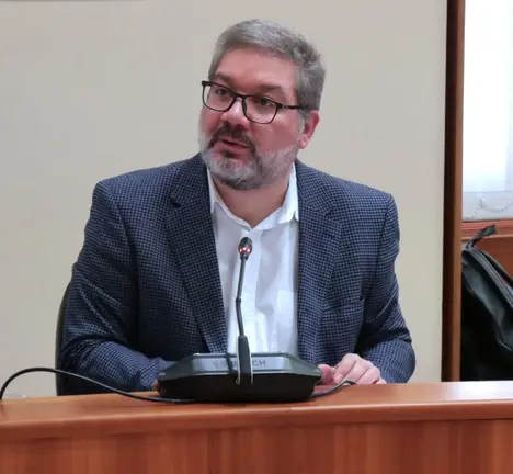 O deputado Oscar Insua impulsou a iniciativa sobre a mellora nas estradas comarcais