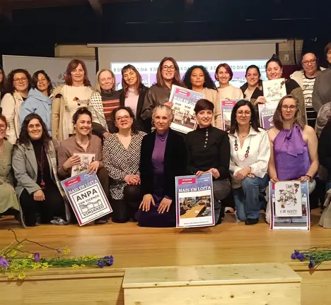 Mulleres da Acci&oacute;n Feminista do BNG comarcal, coas nais representantes das ANPA's da Costa da Morte