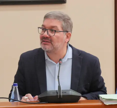 O deputado Oscar Insua en comisi&oacute;n parlamentaria