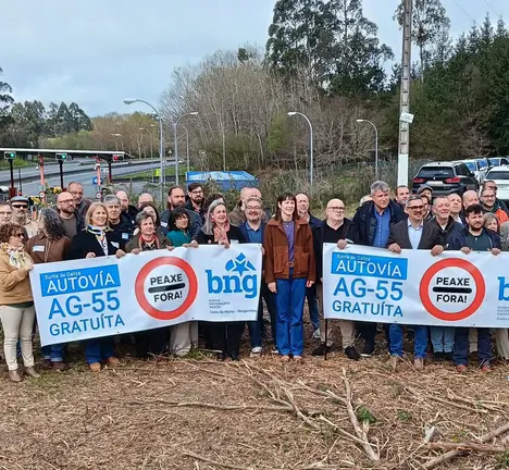 Foto do grupo participante na presentaci&oacute;n en Carballo da campa&ntilde;a pola gratuidade da AG-55