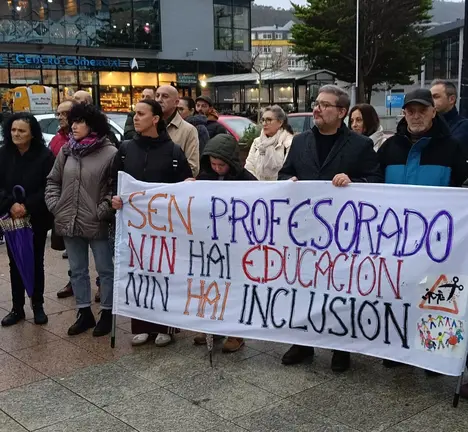 Membros do BNG  nunha concentraci&oacute;n en Cee contra os recortes de profesorado da Xunta