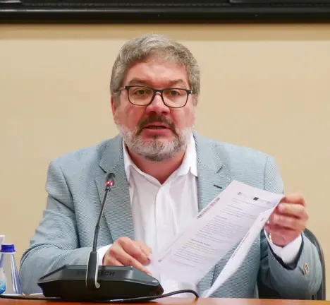 O deputado Oscar Insua, durante a s&uacute;a intervenci&oacute;n na comisi&oacute;n de Pesca e Marisqueo do Parlamento galego
