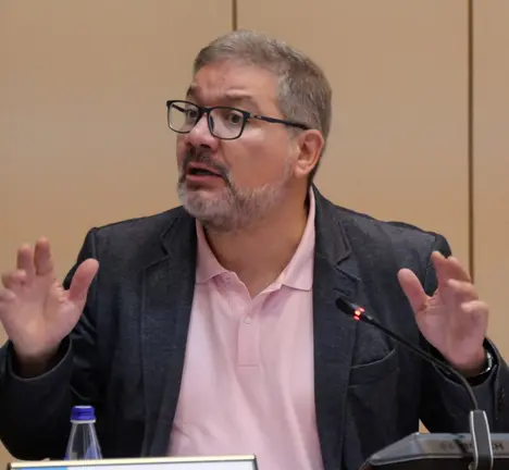 O deputado Oscar Insua na comisi&oacute;n 2&ordf; do Parlamento galego, que tratou a seguridade viaria en Estorde