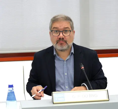 O deputado Oscar Insua na comisi&oacute;n de Industria do Parlamento galego