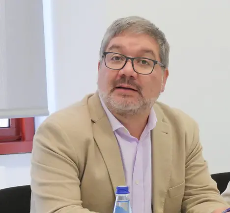 O deputado Oscar Insua impulsou iniciativas para que a Xunta constr&uacute;a vivenda p&uacute;blica na Costa da Morte