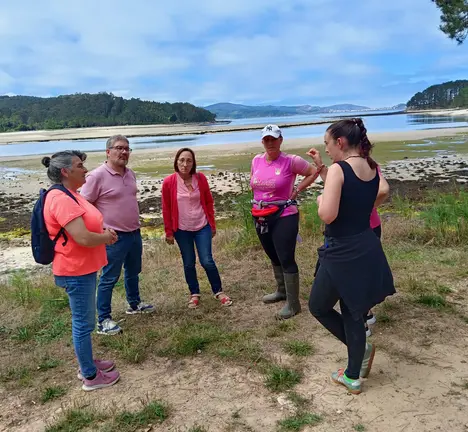 Os deputados Rosana P&eacute;rez e Oscar Insua mantiveron unha reuni&oacute;n con mariscadoras de Camari&ntilde;as, &aacute; que tam&eacute;n acudiu a respons&aacute;bel local do BNG, Ana Pasantes.