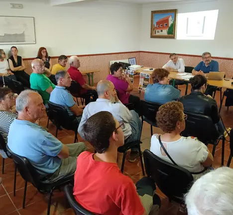 Oscar Insua e Benxam&iacute;n Queiro na charla informativa para a veci&ntilde;anza de Carn&eacute;s e Cereixo sobre o atraso na concentraci&oacute;n parcelaria