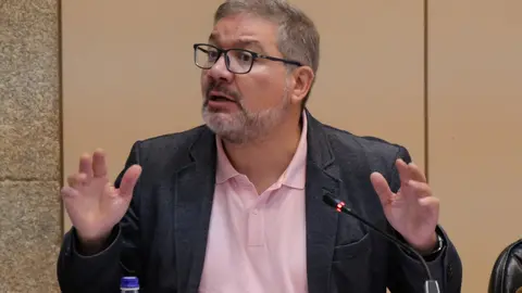 O deputado Oscar Insua na comisi&oacute;n 2&ordf; do Parlamento galego, que tratou a seguridade viaria en Estorde