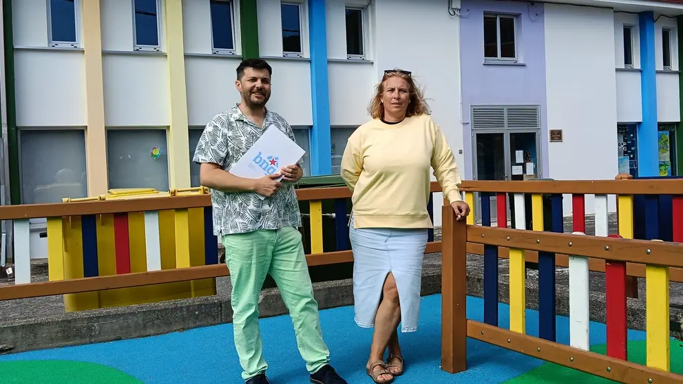 Xurxo Rodr&iacute;guez e Ana Pasantes no parque infantil do CEIP de Camelle
