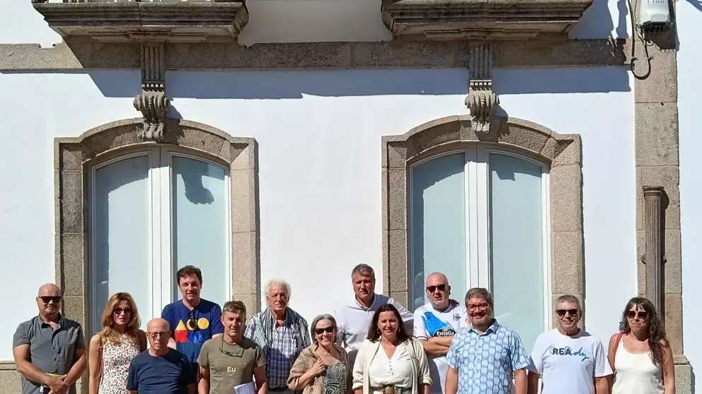Ana Miranda, xunto al alcalde de Corcubi&oacute;n; o deputado Oscar Insua; e membros do BNG Corcubi&oacute;n, fronte ao edificio do centro de d&iacute;a