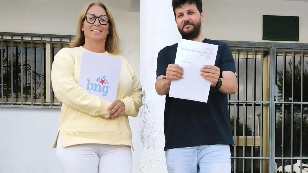 Ana Pasantes e Xurxo Rodr&iacute;guez, do BNG de Camari&ntilde;as, diante da oficina do ISM
