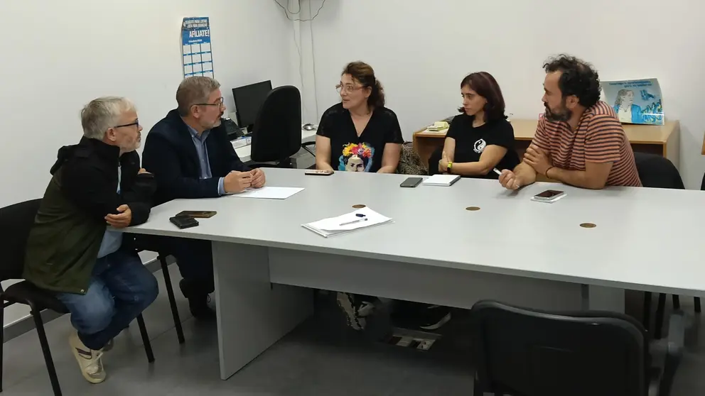 Reuni&oacute;n de Oscar Insua e Serxio Dom&iacute;nguez con familiares de centros escolares de Cee